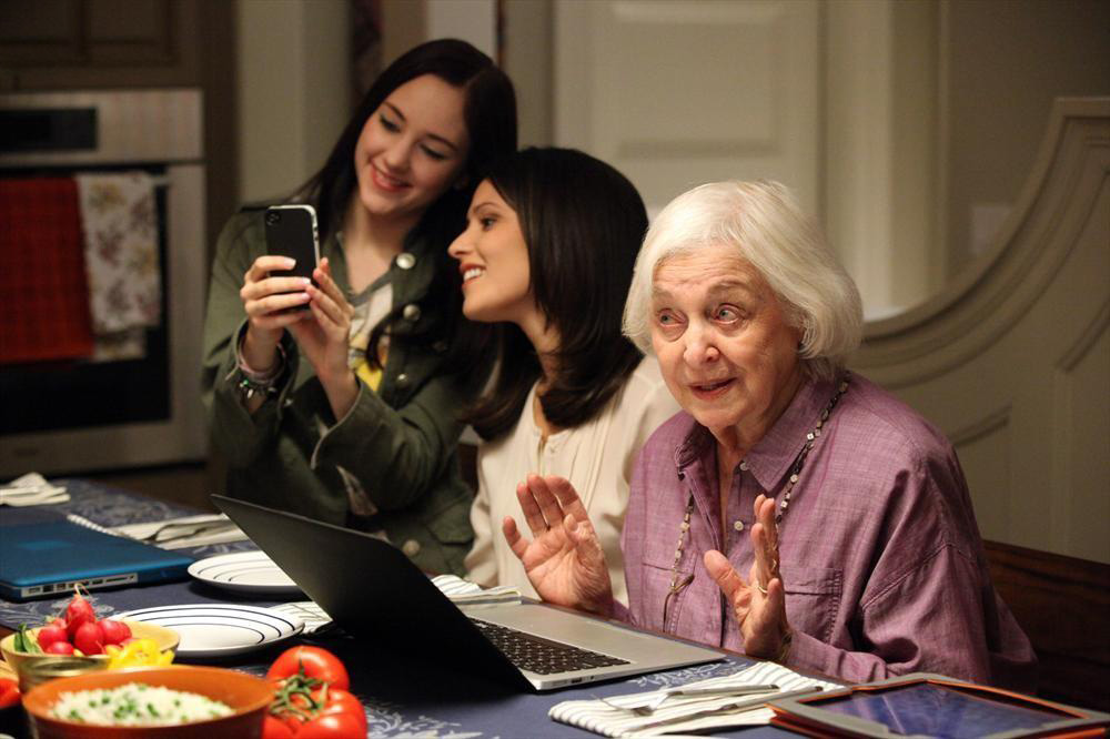 Chasing Life : Photo Rebecca Schull, Haley Ramm, Italia Ricci