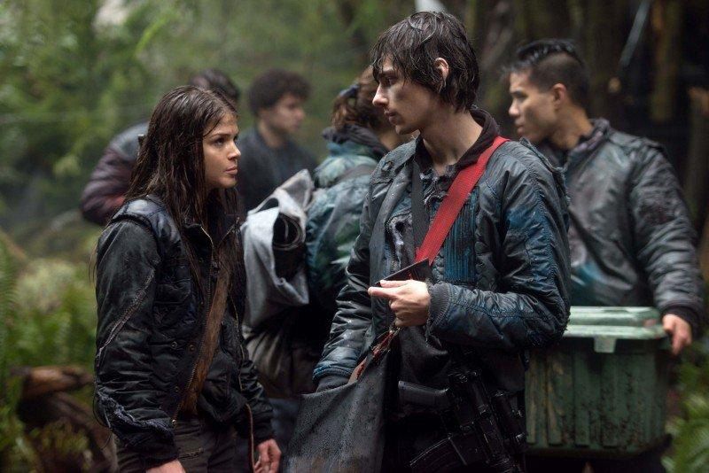 Les 100 : Photo Devon Bostick, Marie Avgeropoulos