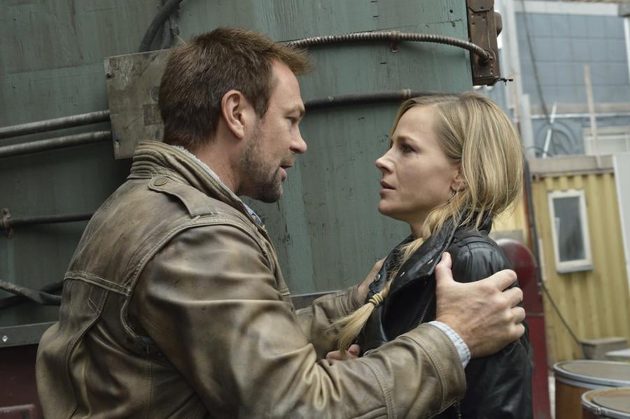 Defiance : Photo Grant Bowler, Julie Benz