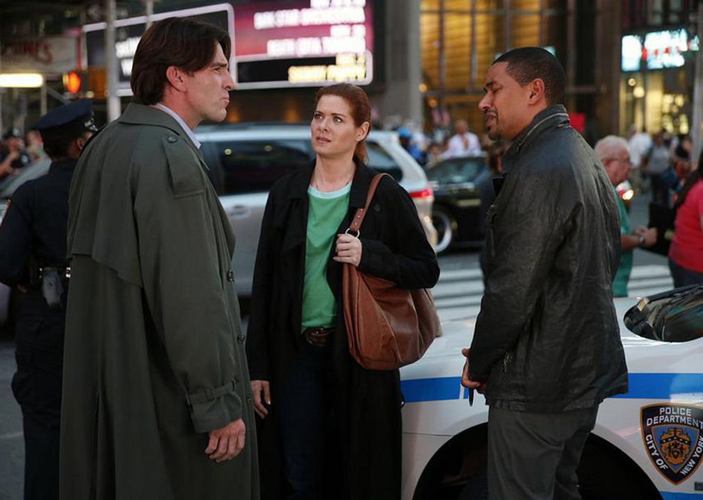 Les Mystères de Laura : Photo Matt Walton, Debra Messing, Laz Alonso