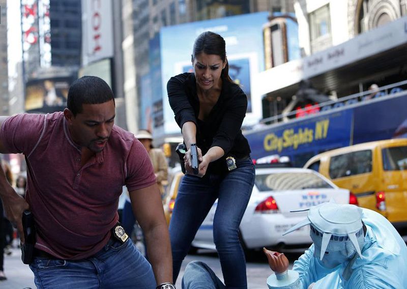 Les Mystères de Laura : Photo Janina Gavankar, Laz Alonso