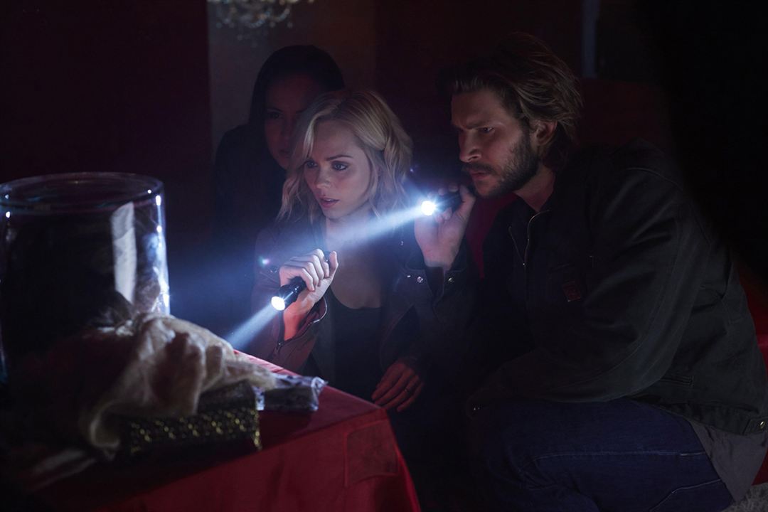 Bitten : Photo Greyston Holt, Laura Vandervoort