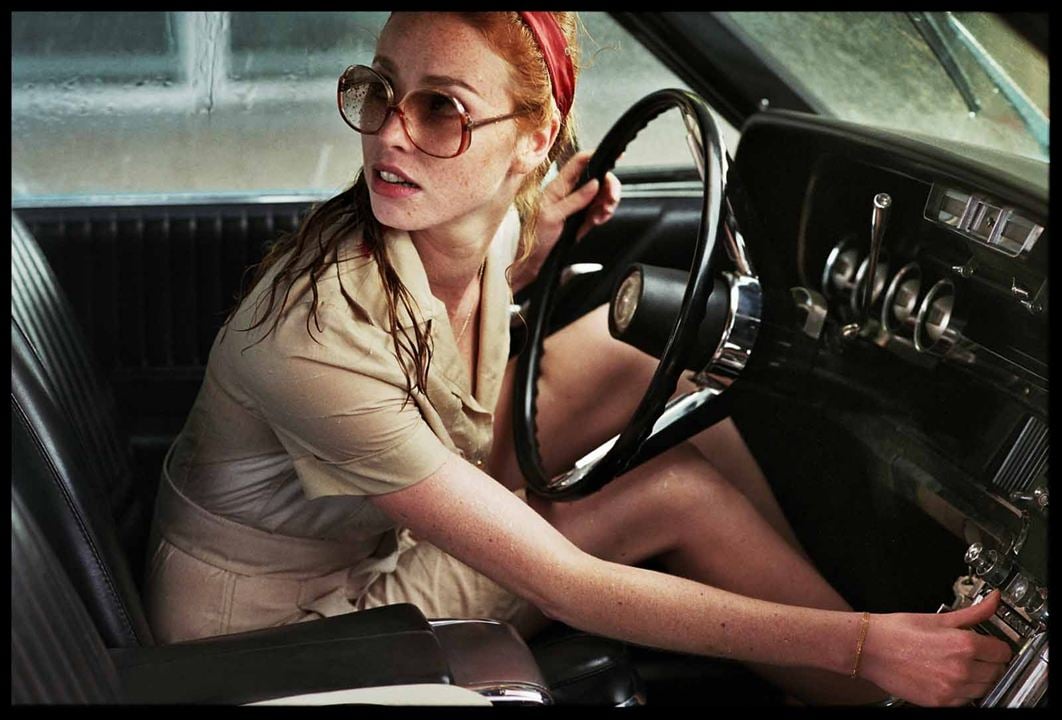 La Dame dans l'auto avec des lunettes et un fusil : Photo Freya Mavor