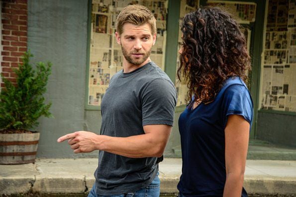 Under The Dome : Photo Kylie Bunbury, Mike Vogel