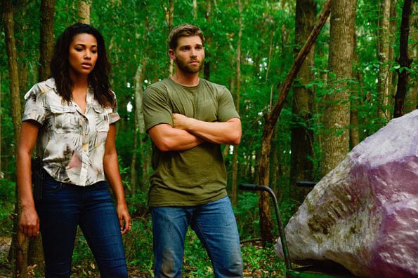 Under The Dome : Photo Mike Vogel, Kylie Bunbury