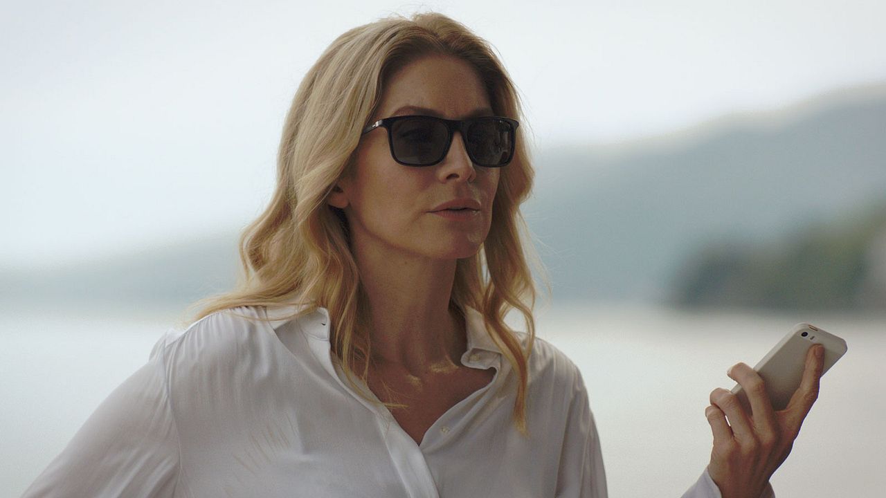 Crossing Lines : Photo Elizabeth Mitchell