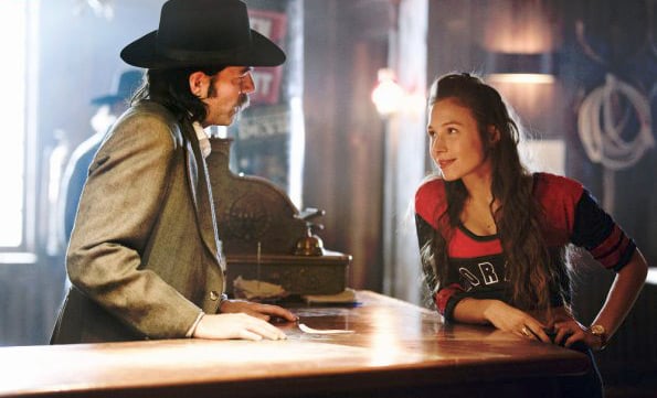 Wynonna Earp : Photo Tim Rozon, Dominique Provost-Chalkley