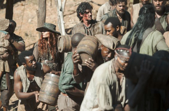 Black Sails : Photo Toby Schmitz, Clara Paget