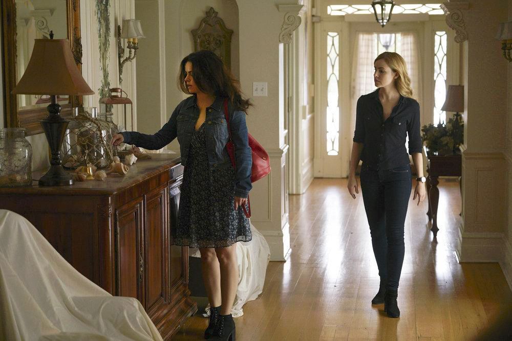 12 Monkeys : Photo Emily Hampshire, Amanda Schull