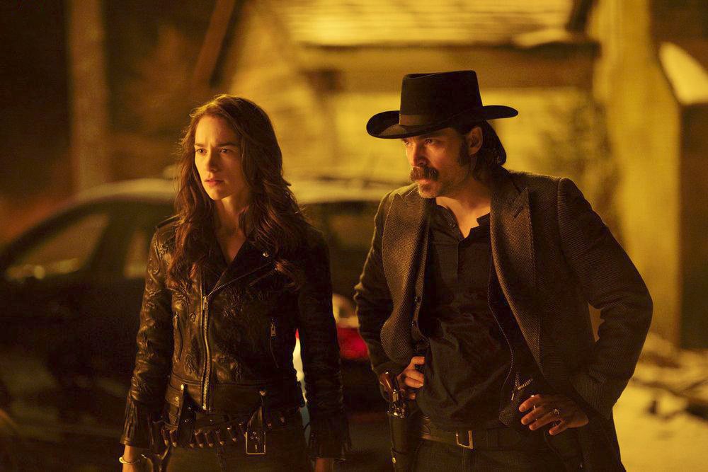 Wynonna Earp : Photo Melanie Scrofano, Tim Rozon