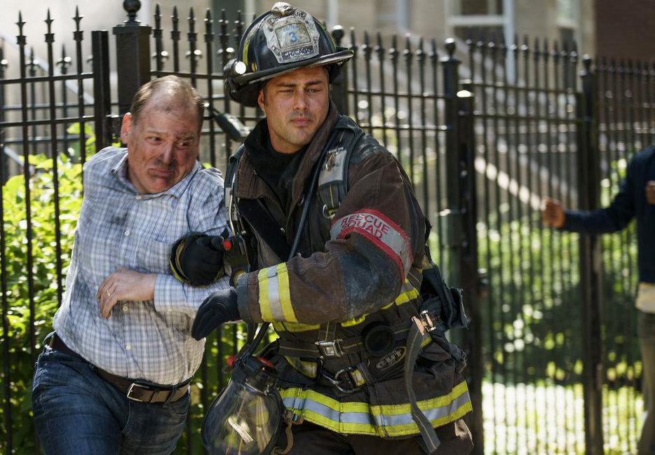 Chicago Fire : Photo Taylor Kinney, Michael Nanfria