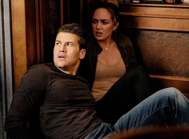 DC's Legends of Tomorrow : Photo Nick Zano, Caity Lotz