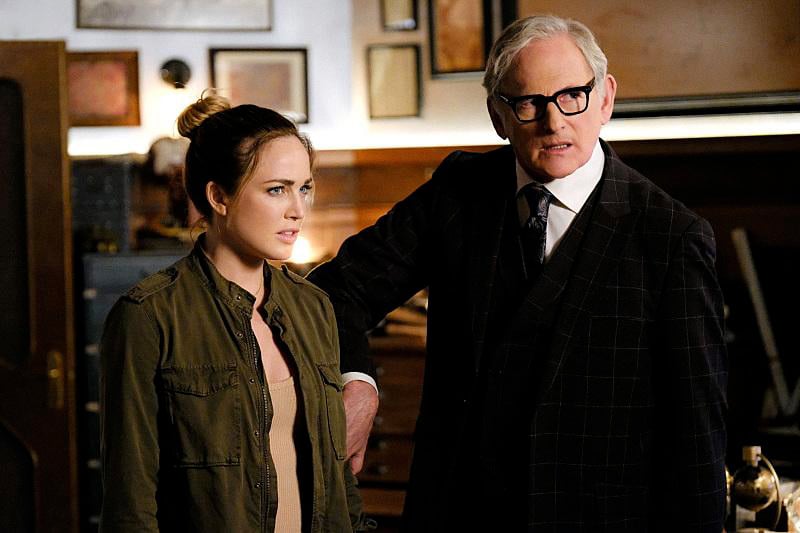 DC's Legends of Tomorrow : Photo Victor Garber, Caity Lotz