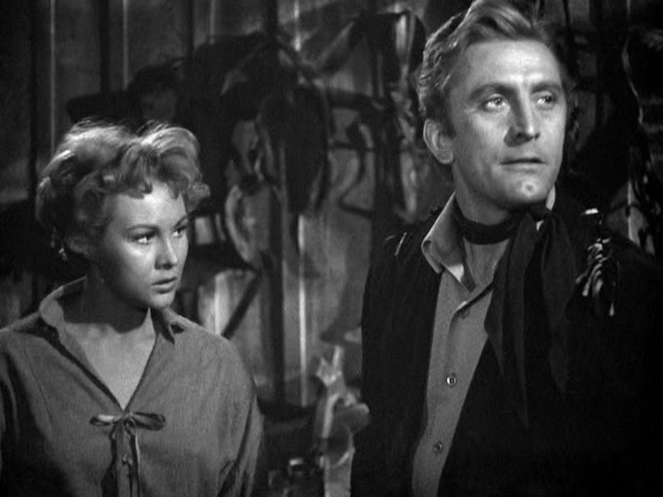 Une Corde pour te pendre : Photo Virginia Mayo, Kirk Douglas