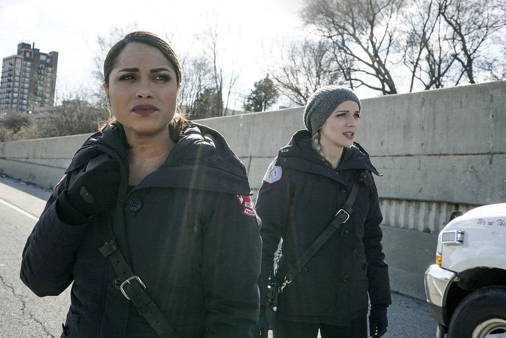 Chicago Fire : Photo Monica Raymund, Kara Killmer