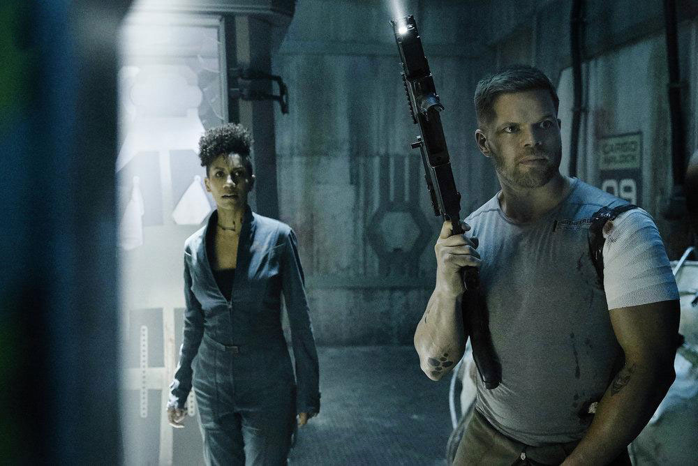 The Expanse : Photo Dominique Tipper, Wes Chatham