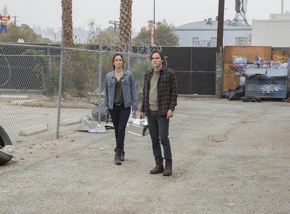 Colony : Photo Sarah Wayne Callies, Alex Neustaedter