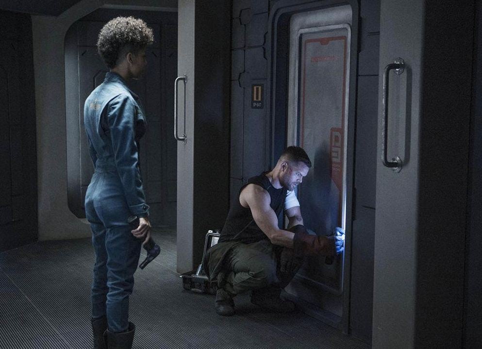The Expanse : Photo Wes Chatham, Dominique Tipper