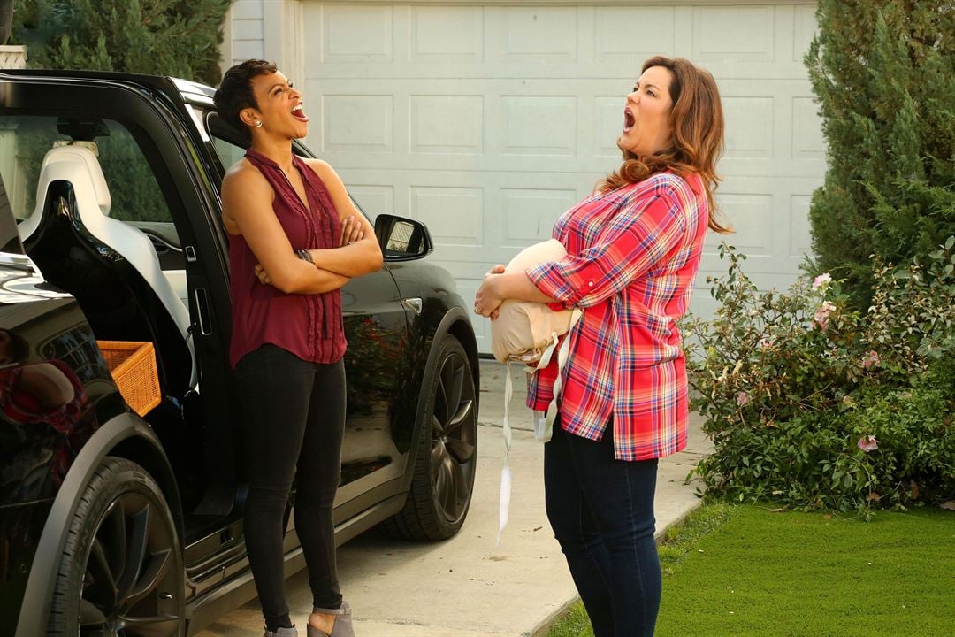 American Housewife (2016) : Photo Katy Mixon, Carly Hughes