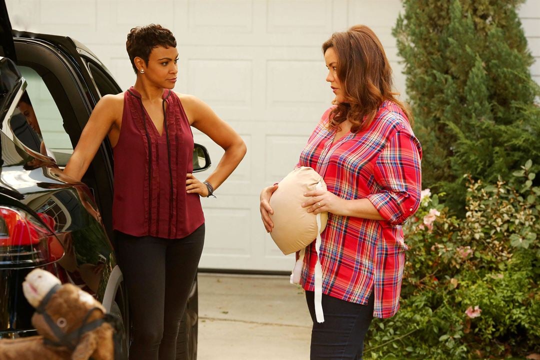 American Housewife (2016) : Photo Katy Mixon, Carly Hughes