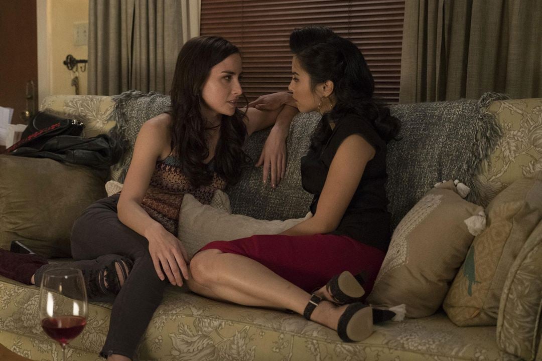 Stitchers : Photo Anna Akana, Allison Scagliotti