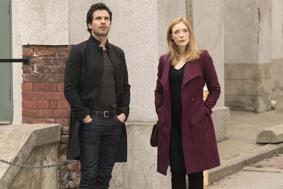 Salvation : Photo Jennifer Finnigan, Santiago Cabrera