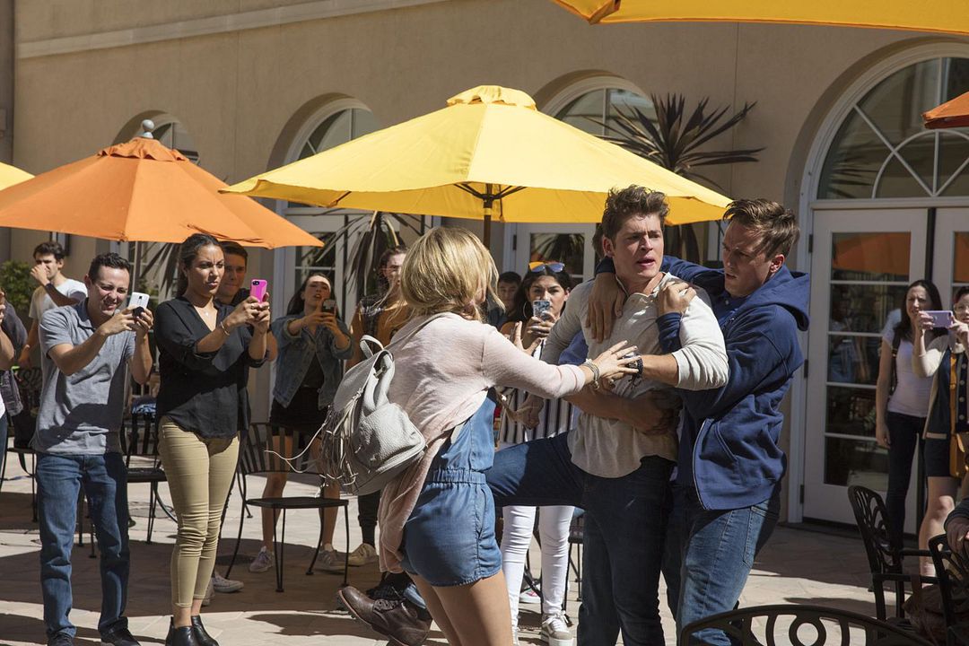 Marvel's Runaways : Photo Virginia Gardner, Gregg Sulkin
