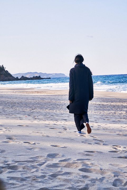 Seule sur la plage la nuit : Photo