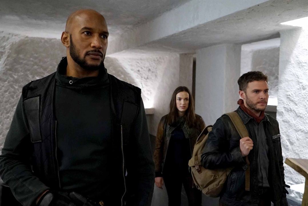 Marvel : Les Agents du S.H.I.E.L.D. : Photo Elizabeth Henstridge, Henry Simmons, Iain De Caestecker