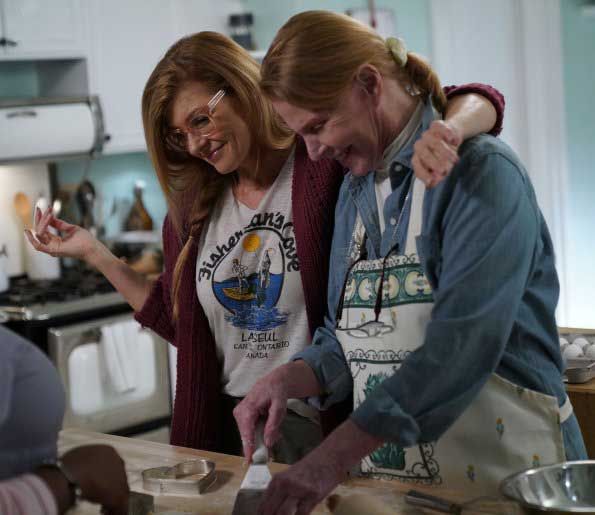 9-1-1 : Photo Connie Britton, Mariette Hartley