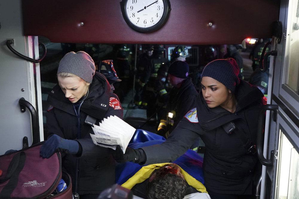 Chicago Fire : Photo Monica Raymund, Kara Killmer