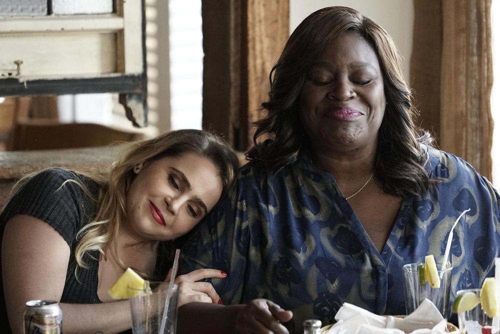 Good Girls : Photo Mae Whitman, Retta