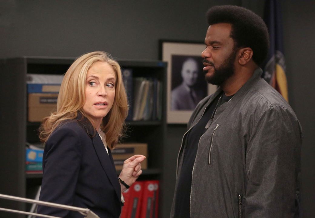 Ghosted : Photo Ally Walker, Craig Robinson