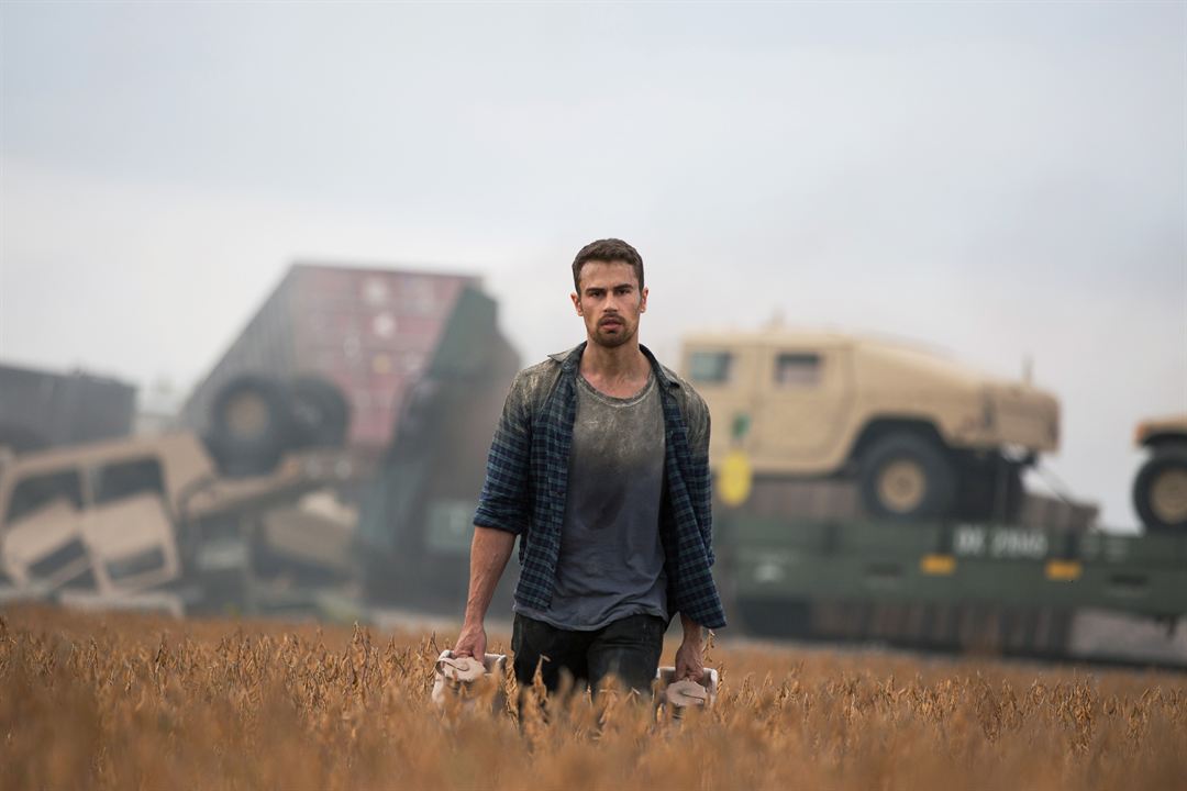 How It Ends : Photo Theo James