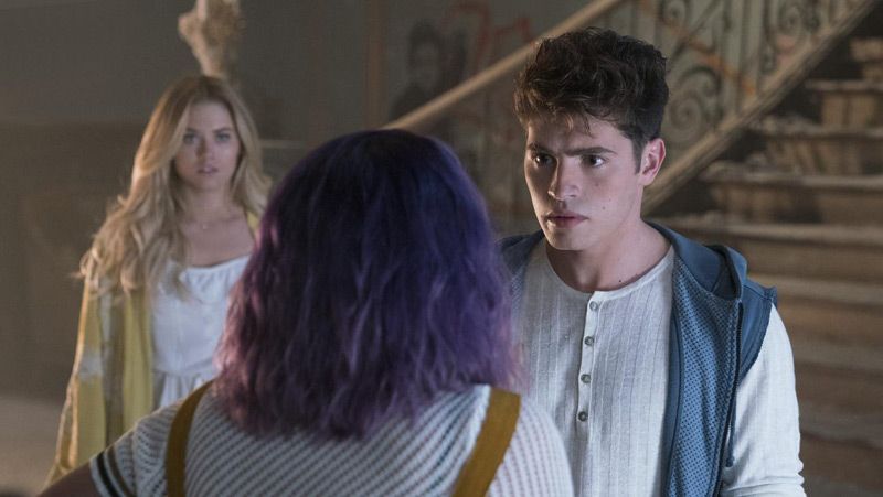 Marvel's Runaways : Photo Virginia Gardner, Gregg Sulkin