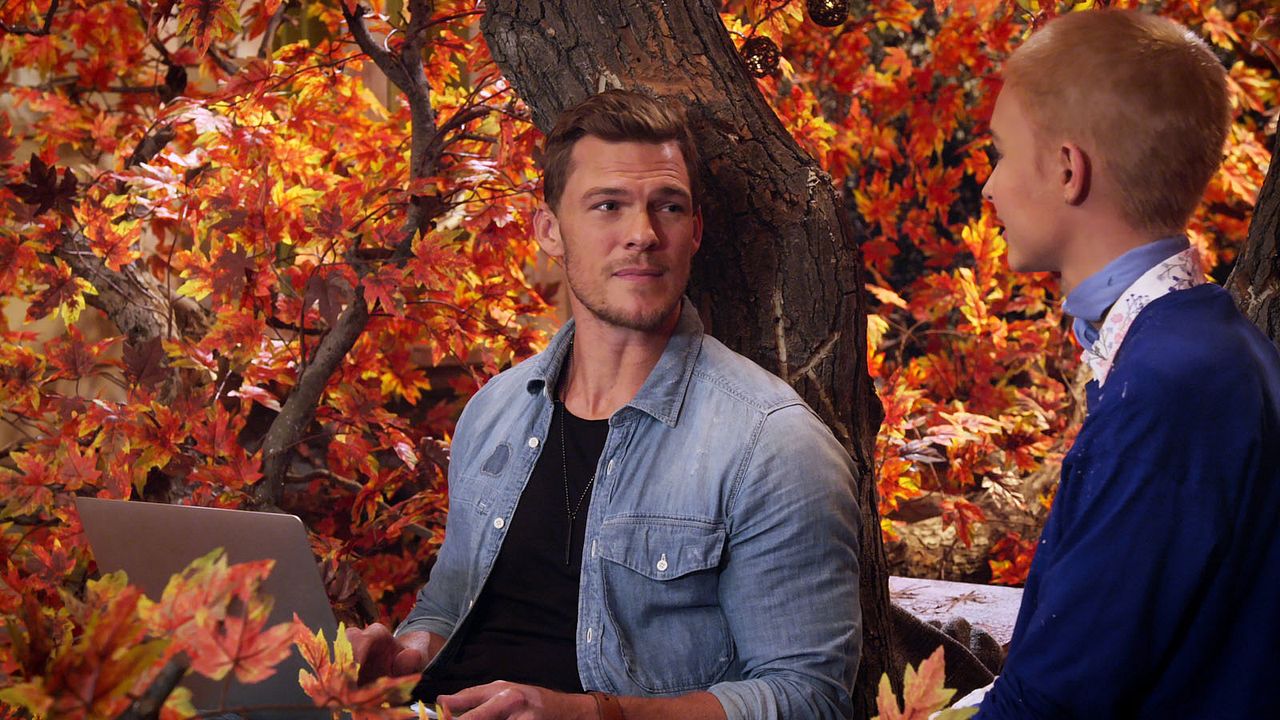 Alexa & Katie : Photo Alan Ritchson