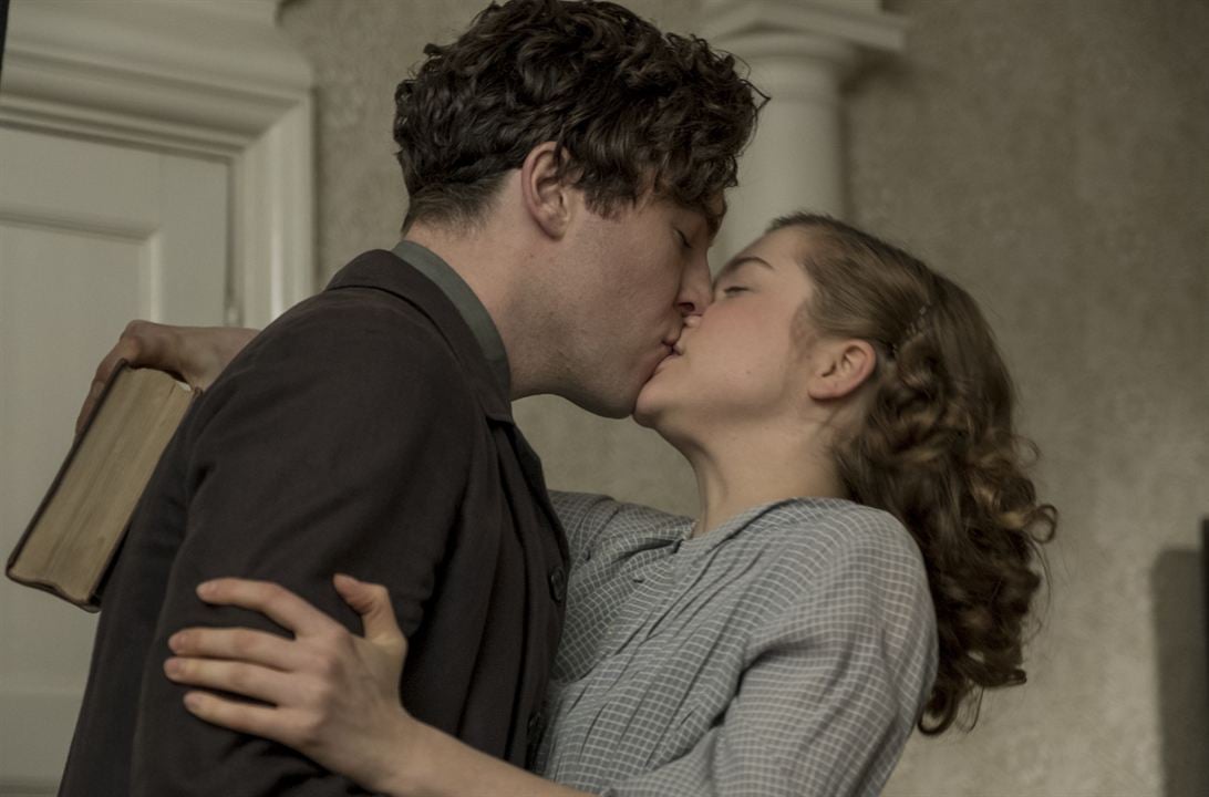 Red Joan : Photo Sophie Cookson, Tom Hughes