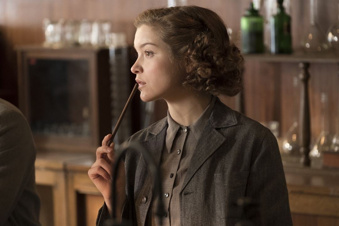 Red Joan : Photo Tom Hughes, Sophie Cookson