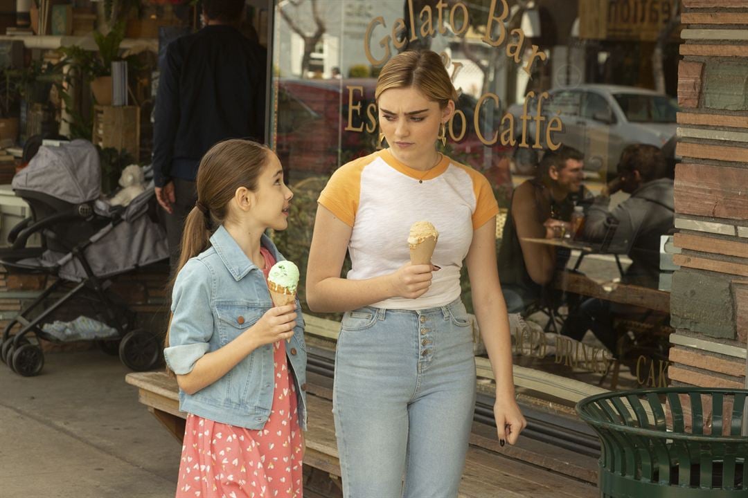 American Housewife (2016) : Photo Meg Donnelly, Julia Butters