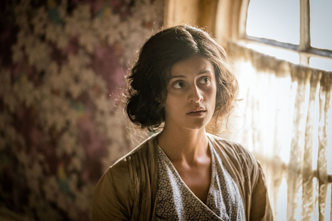 ABC contre Poirot : Photo Anya Chalotra