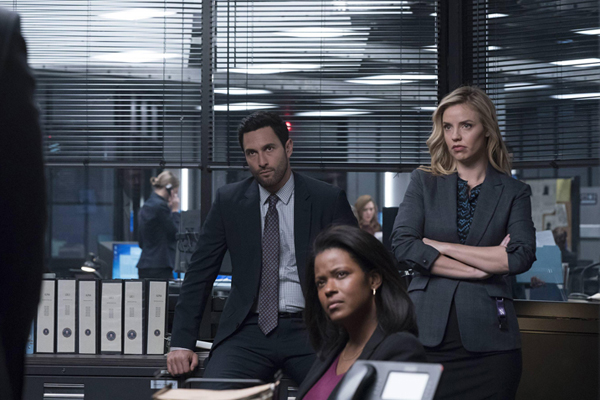 The Enemy Within : Photo Kelli Garner, Cassandra Freeman, Noah Mills