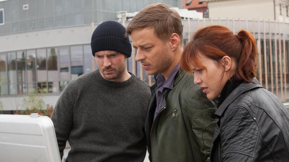 Crossing Lines : Affiche