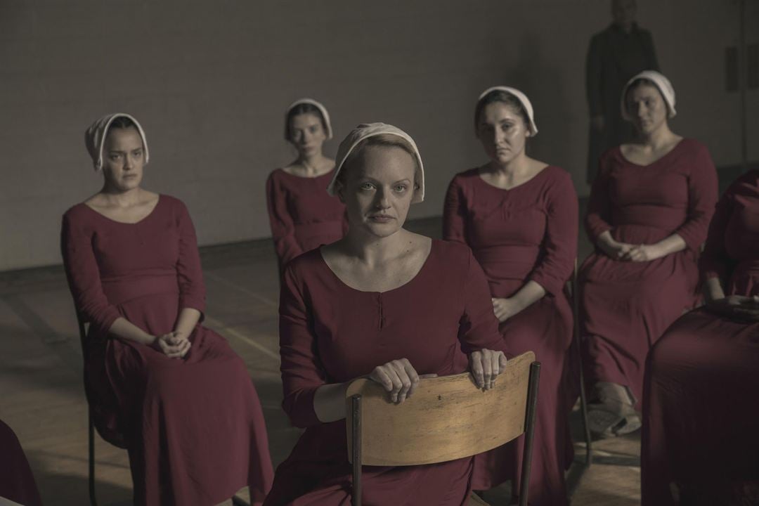 The Handmaid’s Tale : la servante écarlate : Photo Elisabeth Moss, Bahia Watson