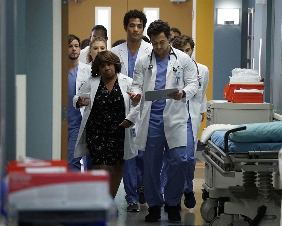 Grey's Anatomy : Photo Chandra Wilson, Giacomo Gianniotti