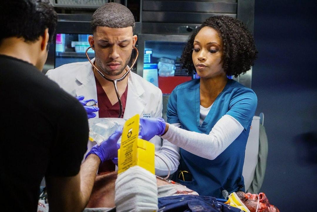 Chicago Med : Photo Yaya DaCosta, Roland Buck III