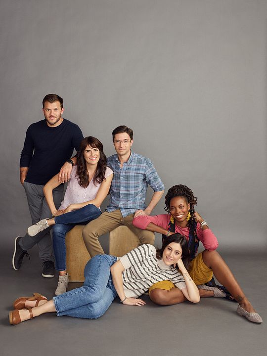 Photo Karla Souza, Topher Grace, Jimmy Tatro, Sasheer Zamata, Caitlin McGee