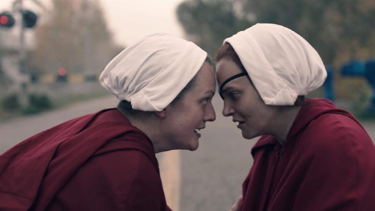 The Handmaid’s Tale : la servante écarlate : Photo Madeline Brewer, Elisabeth Moss