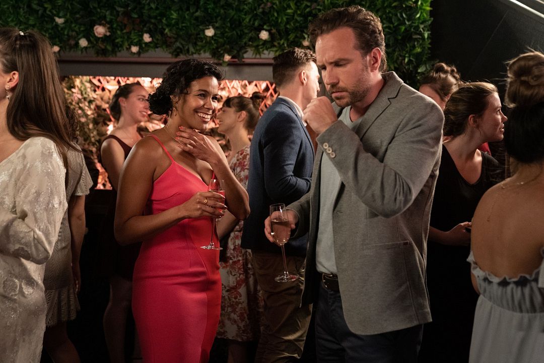 Avance (trop) rapide : Photo Rafe Spall, Zahra Newman