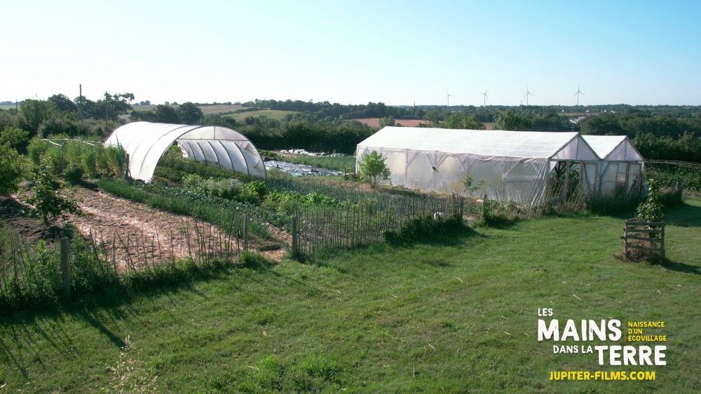 Les Mains dans la Terre, Naissance d'un écovillage : Photo