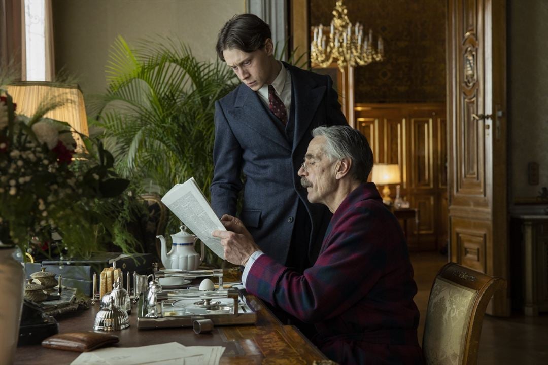 L'Étau de Munich : Photo Jeremy Irons, George MacKay